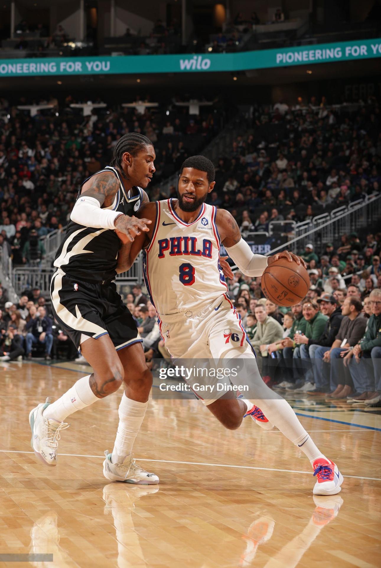 上半场比赛结束：76人队69-49暂时领先雄鹿队！手感在线！乔治上半场出战近12