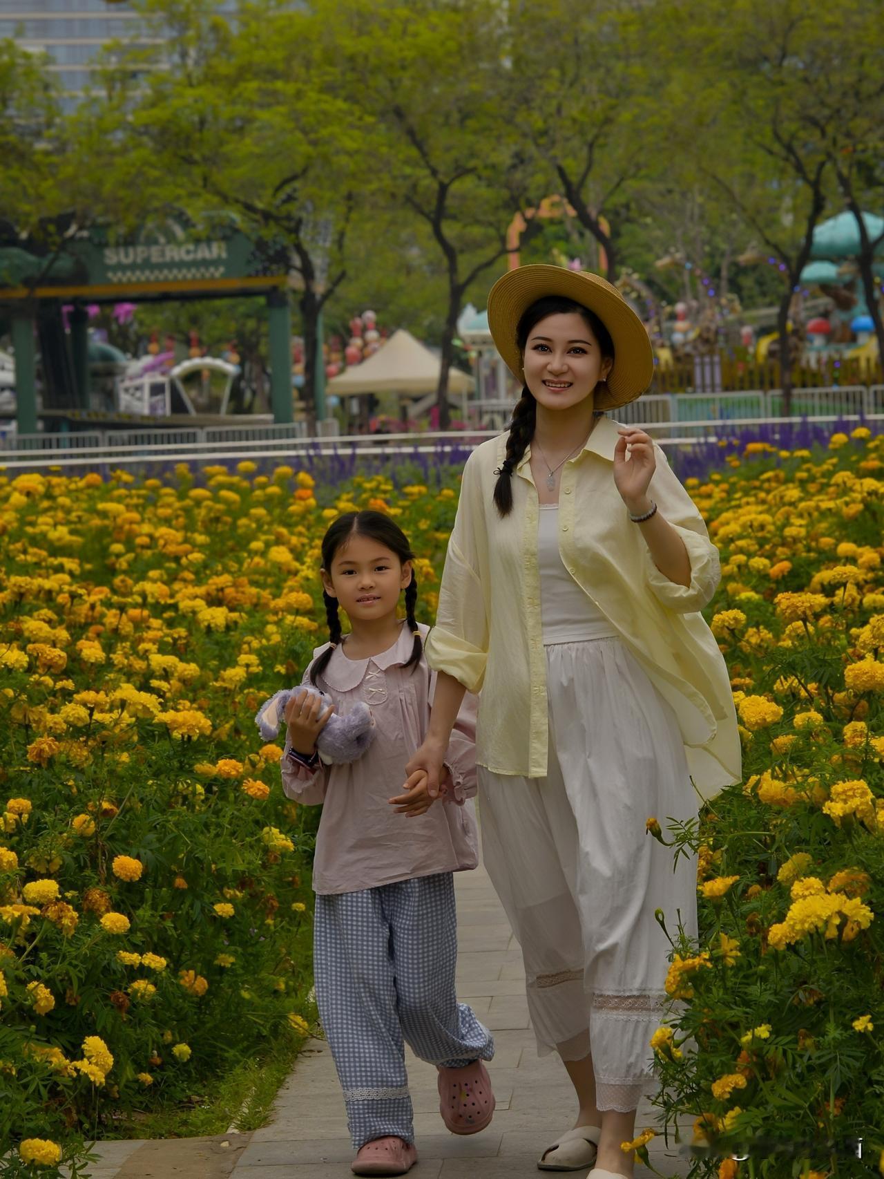 春日小美好
春日暖阳洒在花海小径上，
母女俩手牵手漫步在金黄花海里。
草帽轻晃，