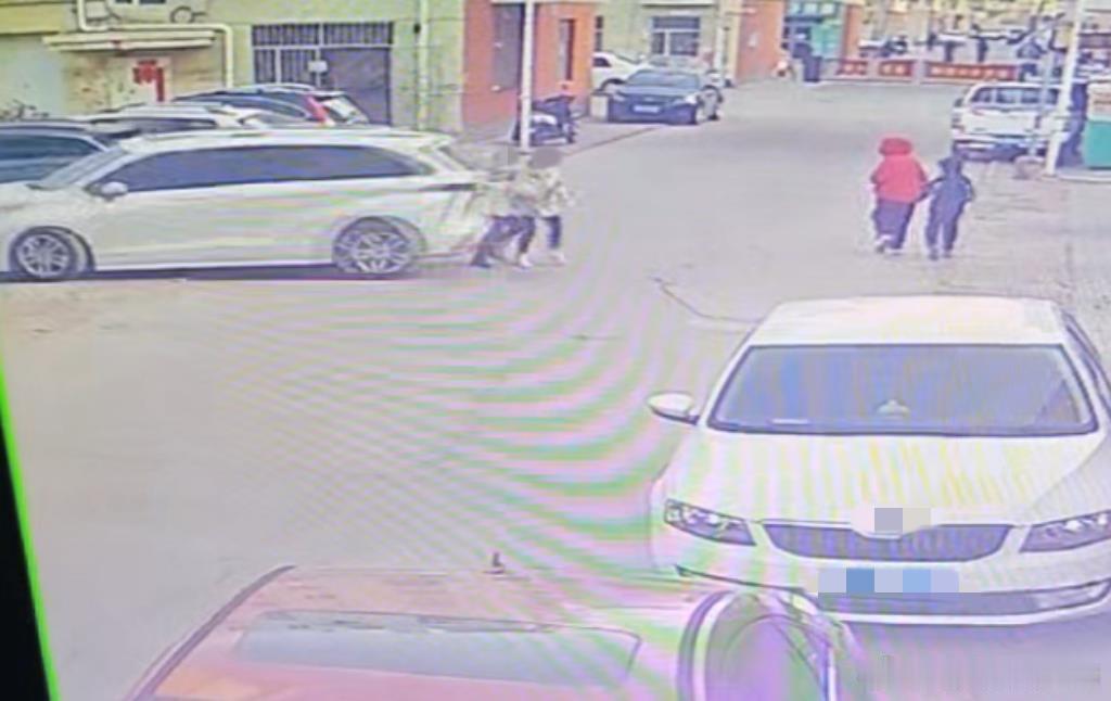 女子疑因倒车失误致2人身亡：系当地法官，已暂停工作配合警方调查------12月