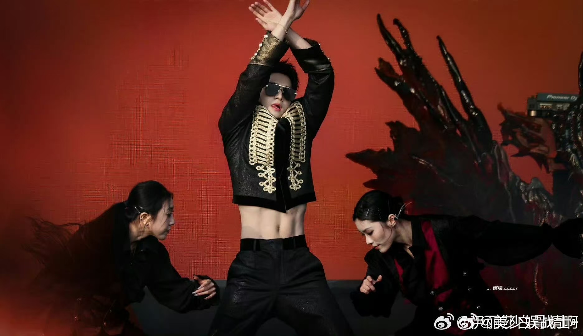 我想和你努力的心情日记姚琛腹肌富有且慷慨姚琛腹肌生图 音乐节舞台确实有点东西。《