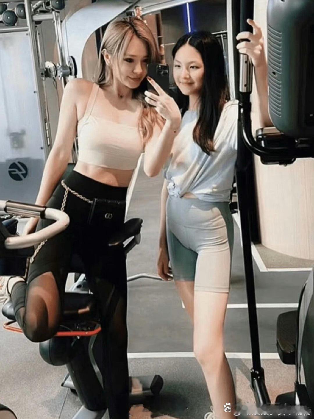 王诗龄这双腿算得上内娱第一直了 ​​​