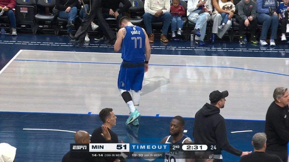 一年前，东契奇为独行侠打完最后一场比赛。那是在圣诞节对阵森林狼的比赛中，他在上半