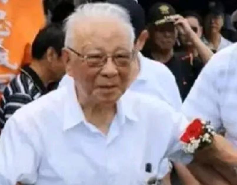亲历国共七十载较量，台退役上将坦言：打仗治国全都比不过大陆。
 
说起许历农，岛