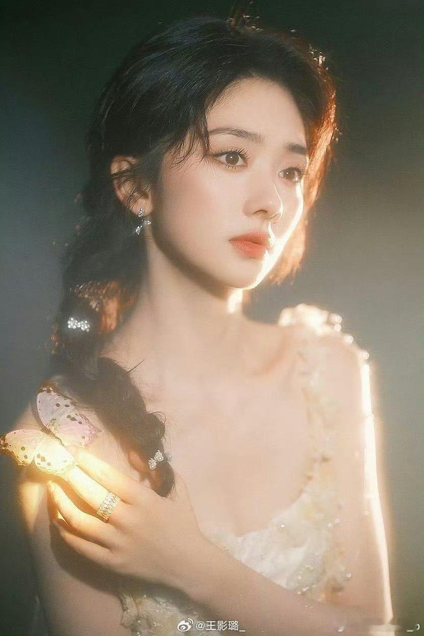 爱上王影璐这款纯净水女孩了王影璐眼眸透亮，纯净水女孩气质绝了[送花花][心]人间