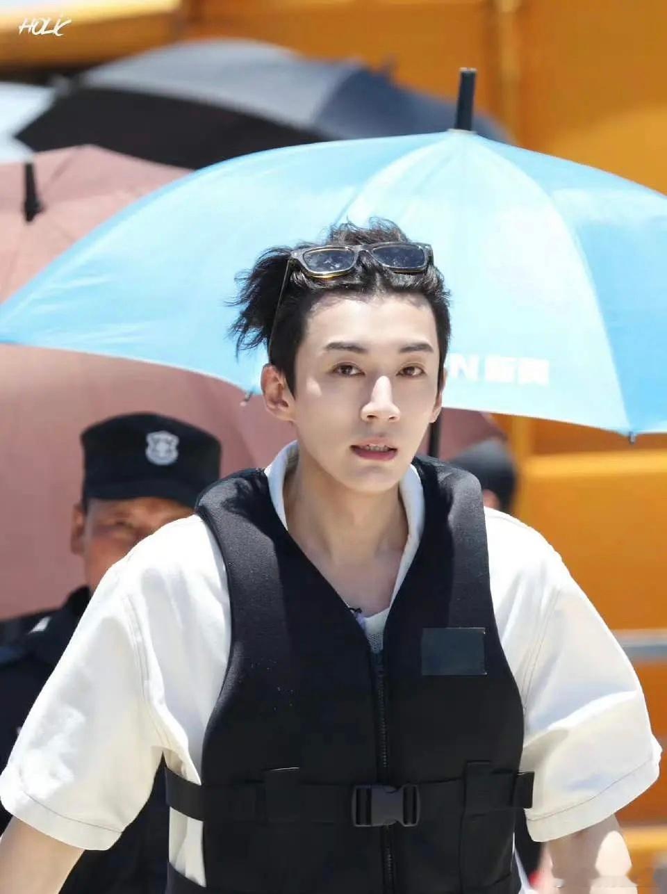 刘学义综艺录制路透，这发型不需要整理一下吗？ ​​​