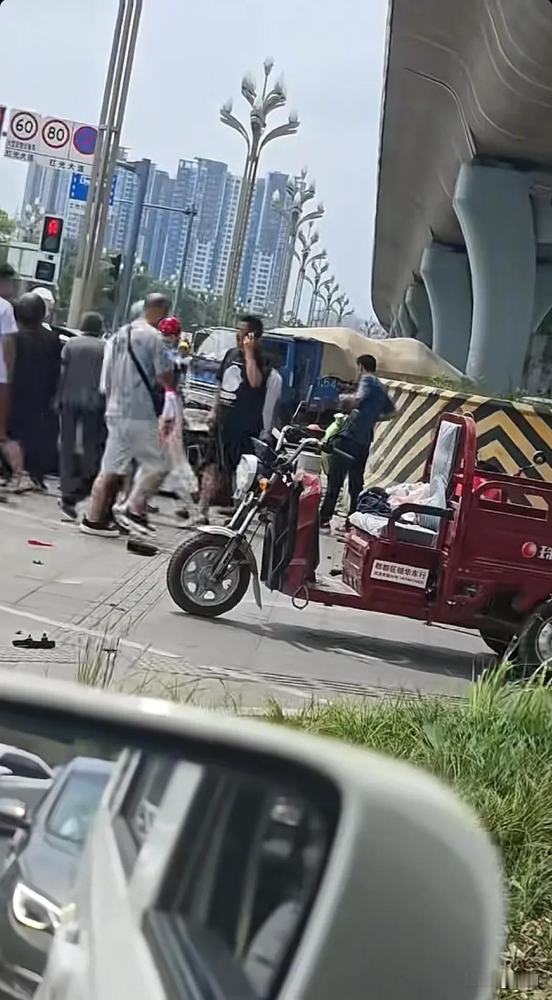 红光大道再出严重车祸，网传一辆白色热门品牌小轿车，在行驶中突然失控冲上路边人行道