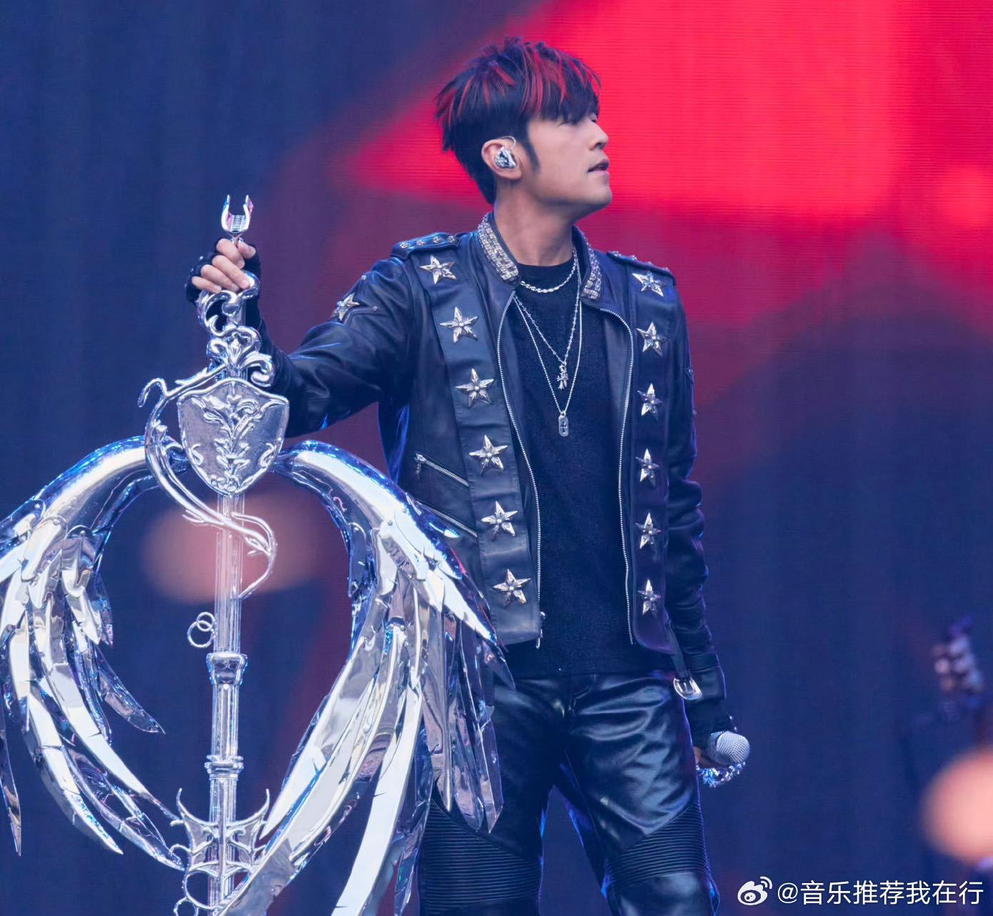 警方介入周杰伦演唱会周边遭哄抢鸟巢雨夜上演闹剧，周董演唱会散场歌迷避雨心切，围堵