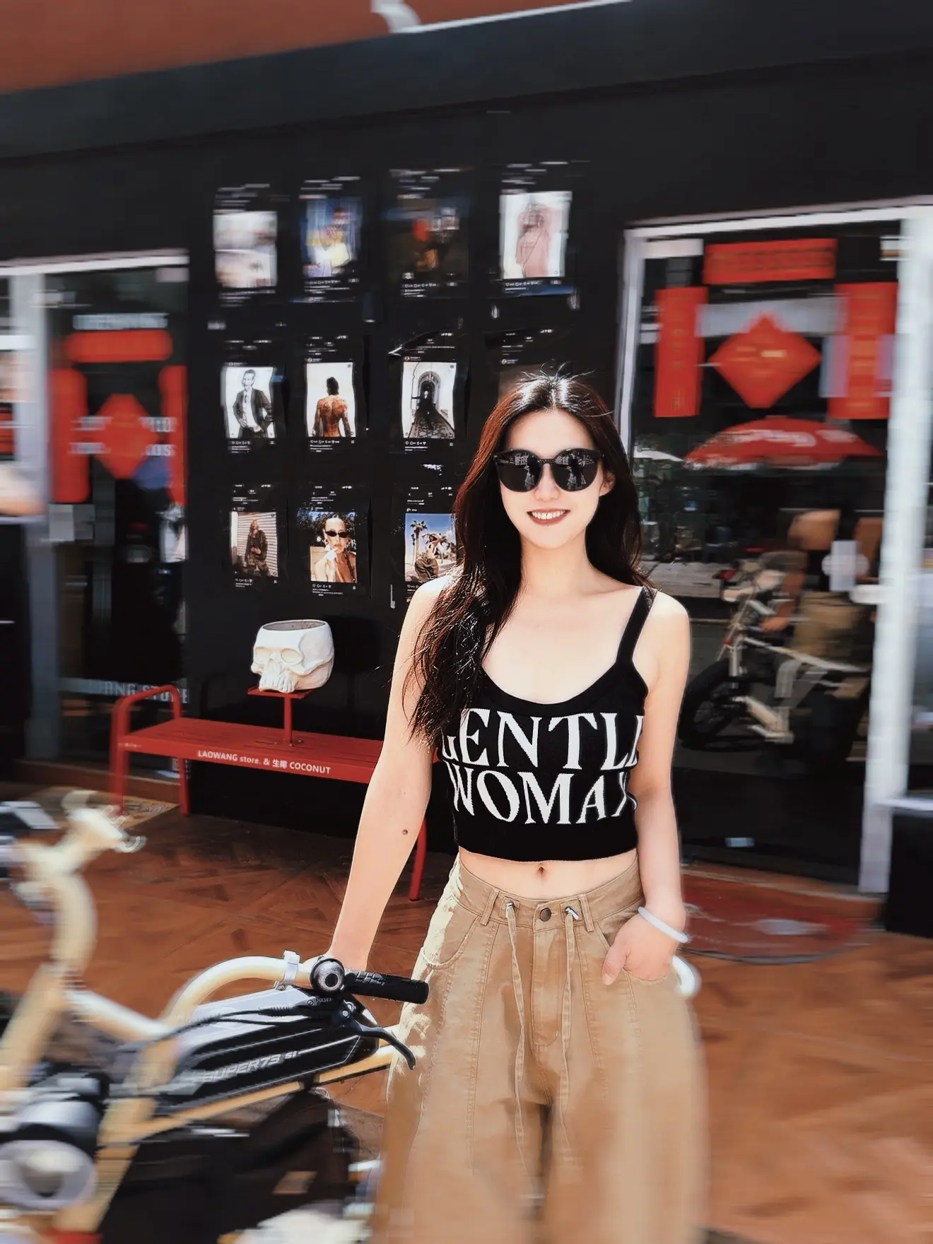 甜妹在火热的太阳下就成了辣妹