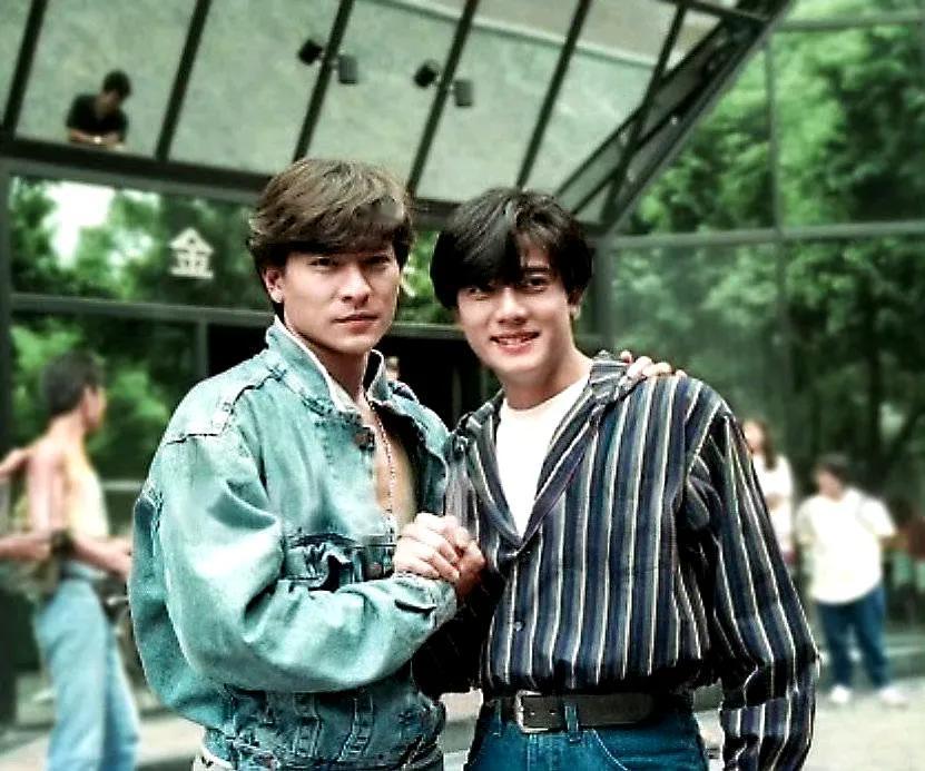 曾经的四大天王中的两位的合照。颜值真是秒杀现在也一众小鲜肉啊！那时候的他们，帅的