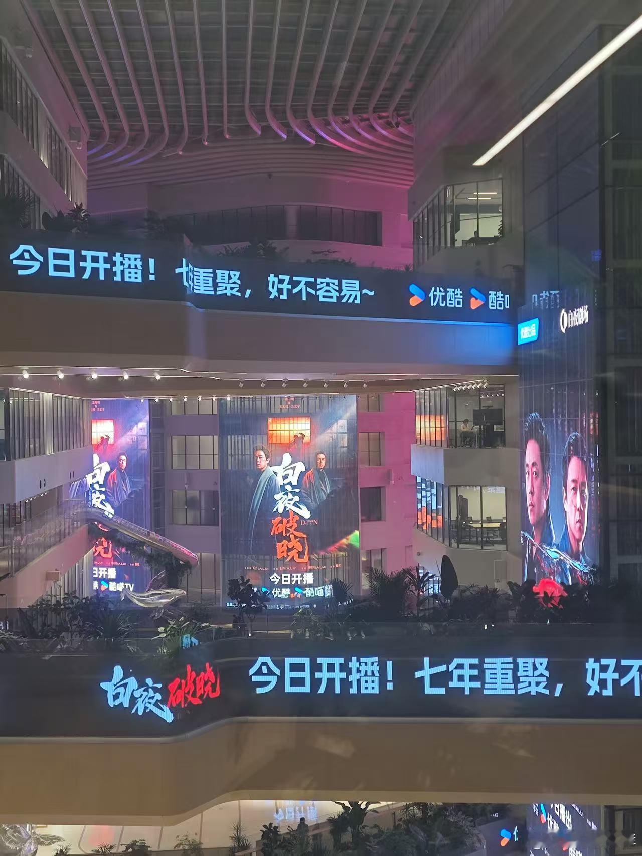 白夜破晓排面  酷还整上了黑白双色皮肤，这设计太有排面啦！白夜破晓，你不仅是一部