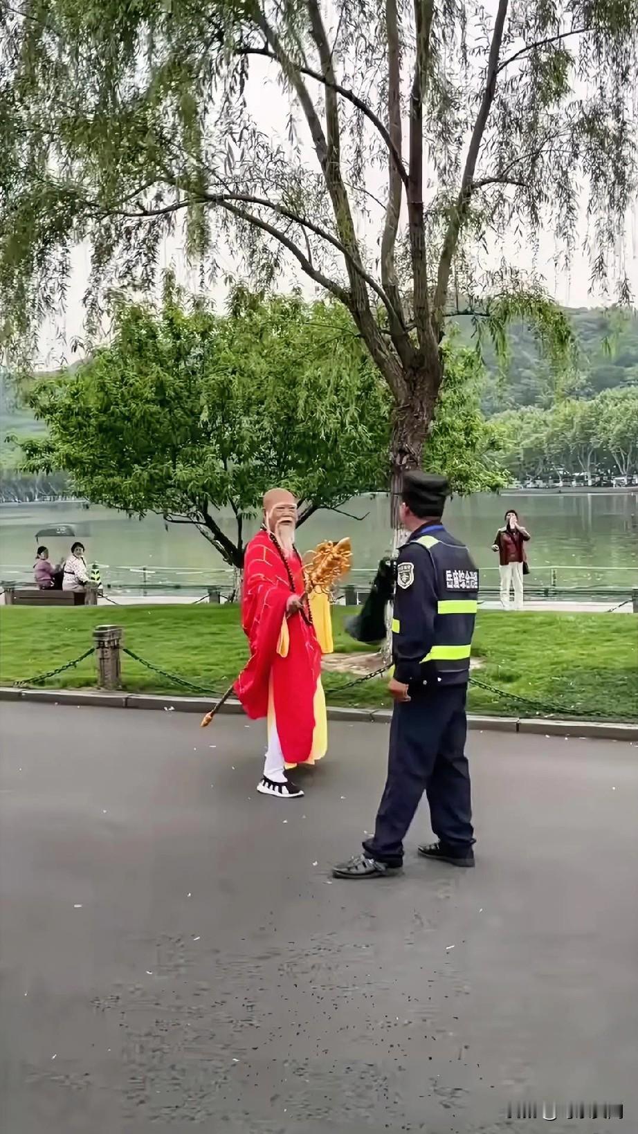 法海：打败了青蛇，困住了白蛇，却扛不住地头蛇。法海你收的了白素贞，你却收不了保安