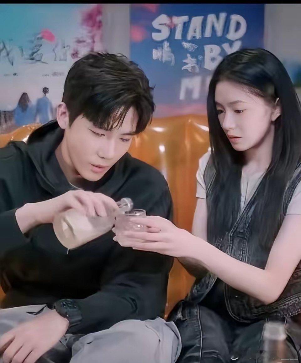 “陷入我们的热恋”我有一处没弄明白。徐栀和陈路周挨得那么近， 还喝起了果酒。 我