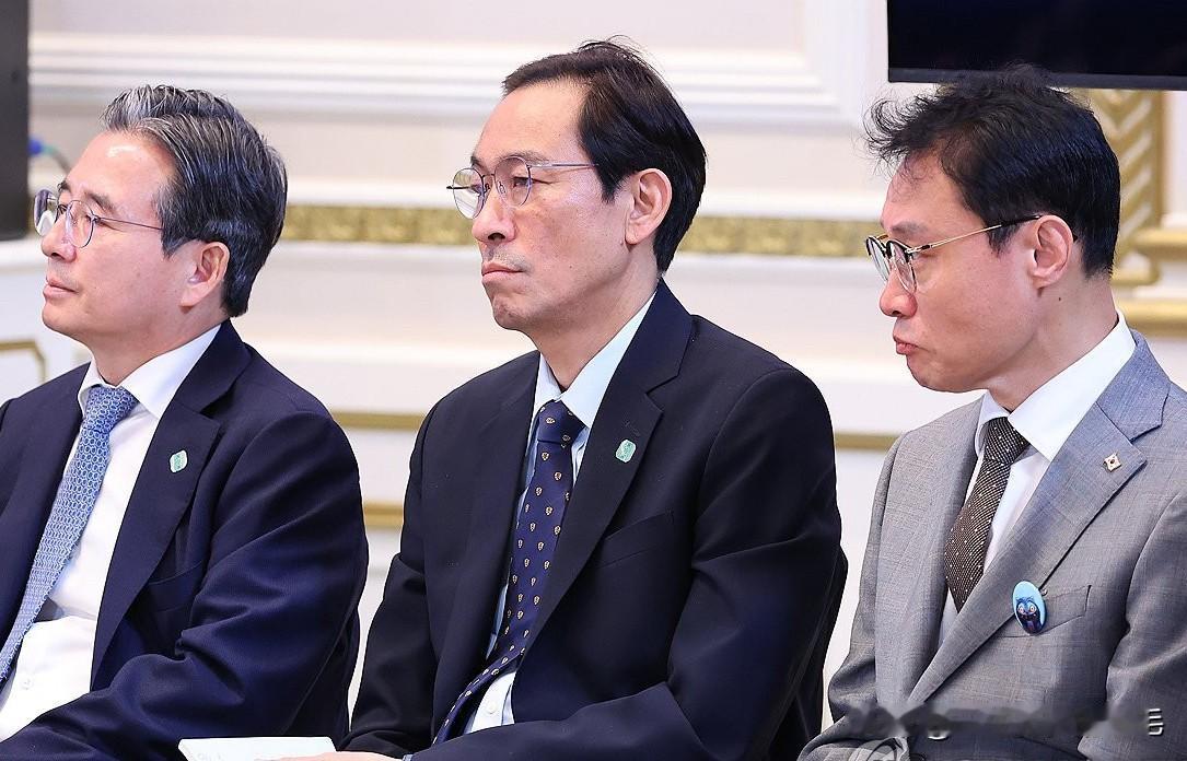 17日韩国朝野两党围绕青瓦台幕僚参加地方选举展开激烈交锋，据悉，政务首席秘书禹相