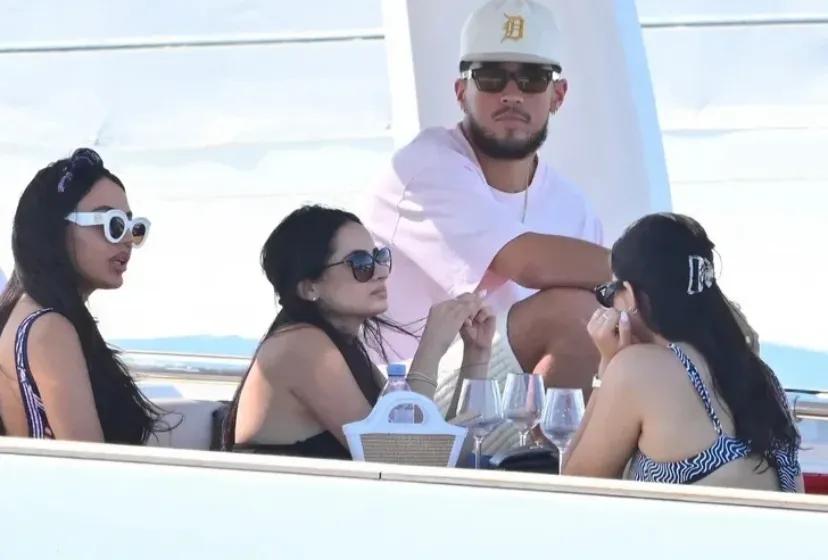 布克:失去一棵树，得到一片林!
近日，太阳当家球星布克现身法国参加了朋友的游艇派