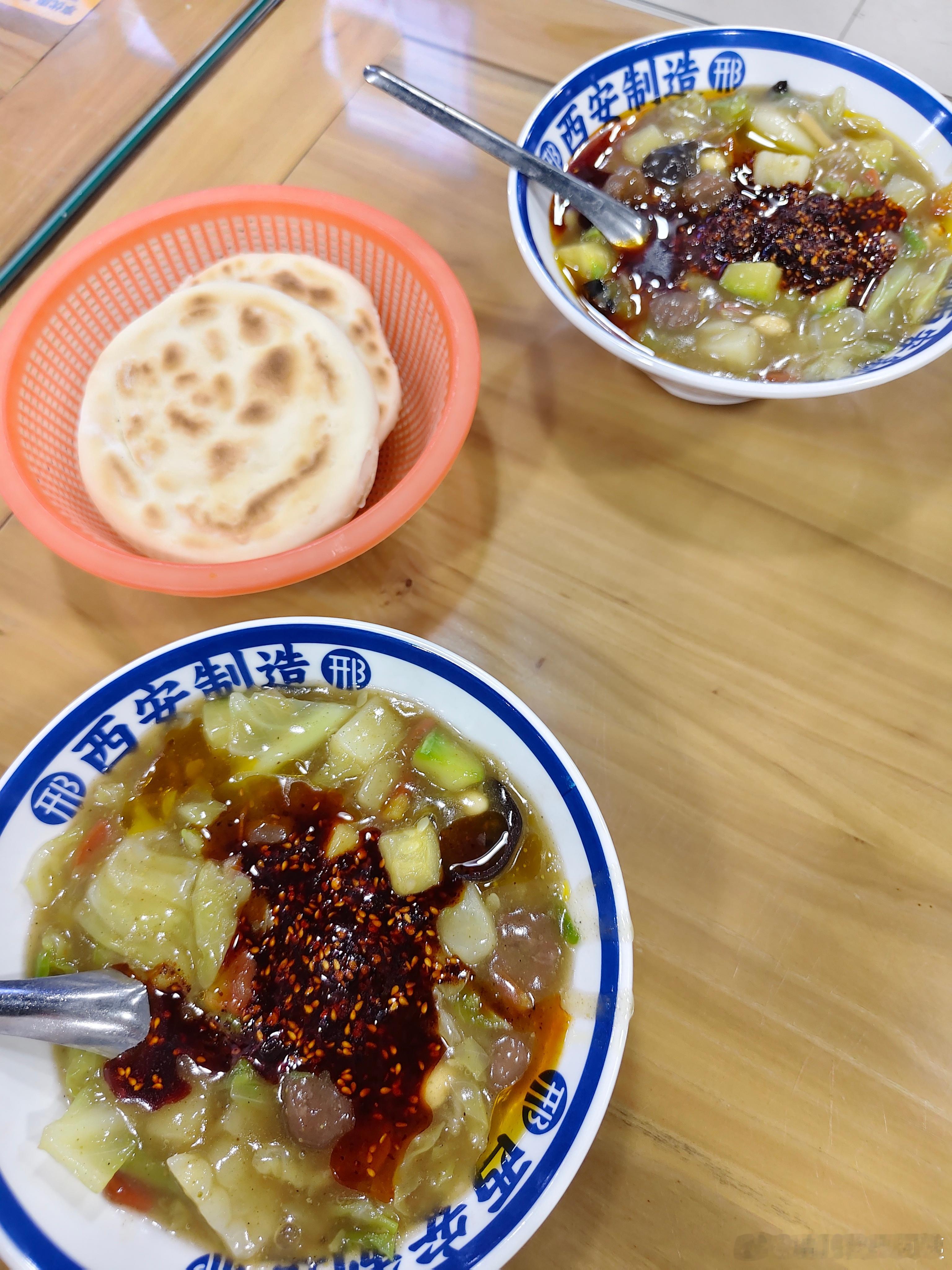 一碗肉丸胡辣汤有没有被馋到呢！胡辣汤淀粉勾芡的，饼也是碳水。可是就这样碳水＋碳水
