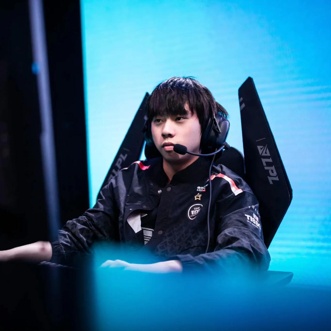 想问问EDG·Zhukai教练，EDG夏季赛上单Ale拿奎桑提，中路Fofo拿妮