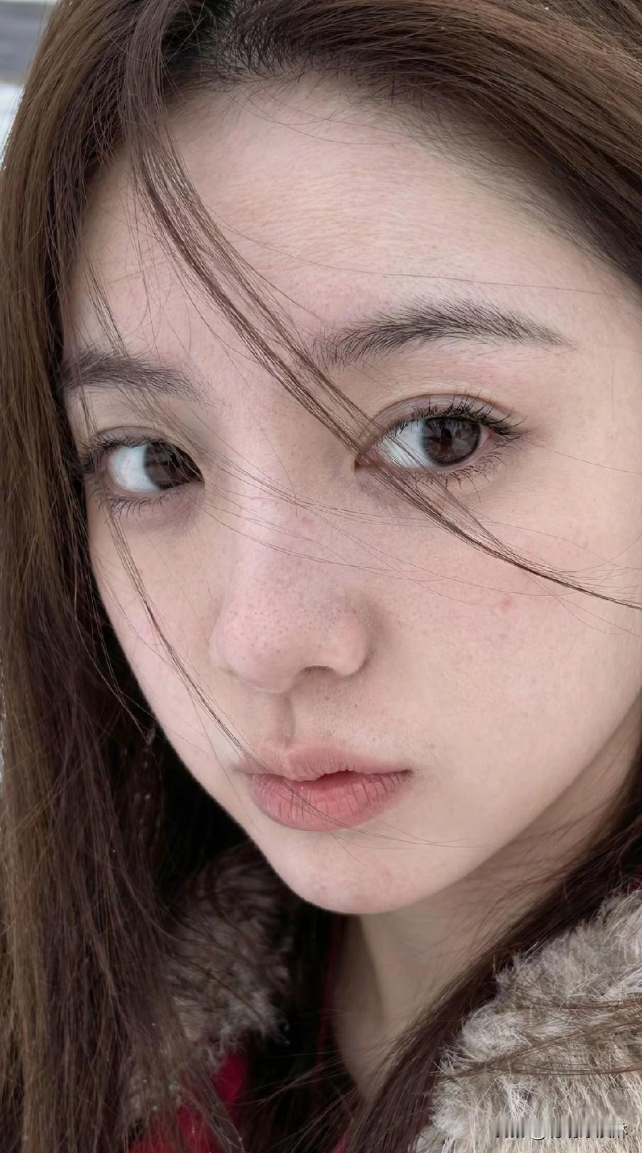 冬日暖阳下的温柔瞬间，暖意融融。