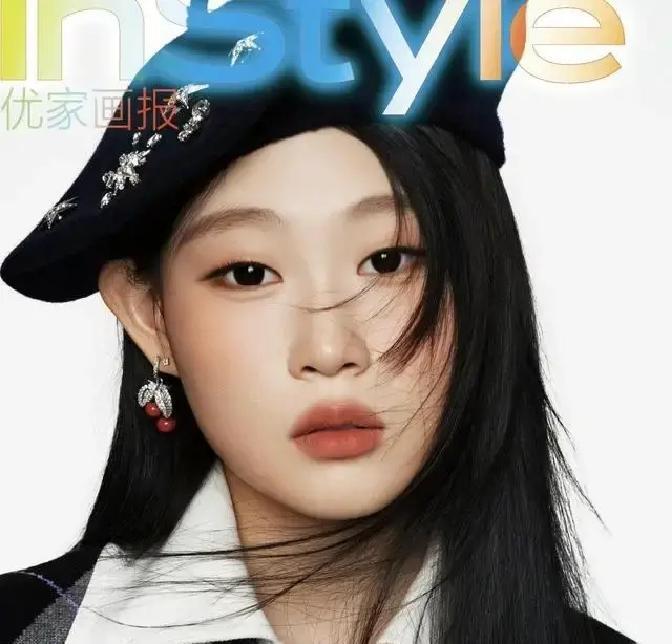 15岁硬凹印度妆，老10岁
 
镜头拉近，沈佳润眉心贴大得盖住鼻梁，金粉顺着油汗