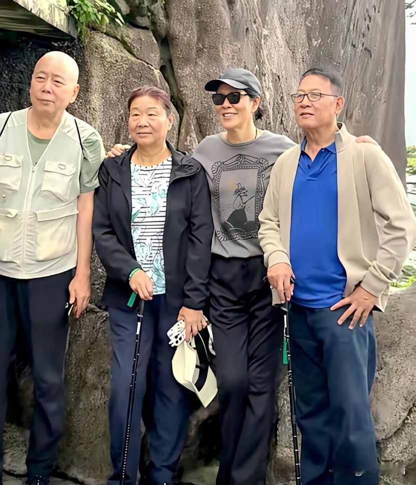 这是郎平生活当中最亲的人，姐姐，姐夫，丈夫以及女儿。

白浪出生于1992年，毕