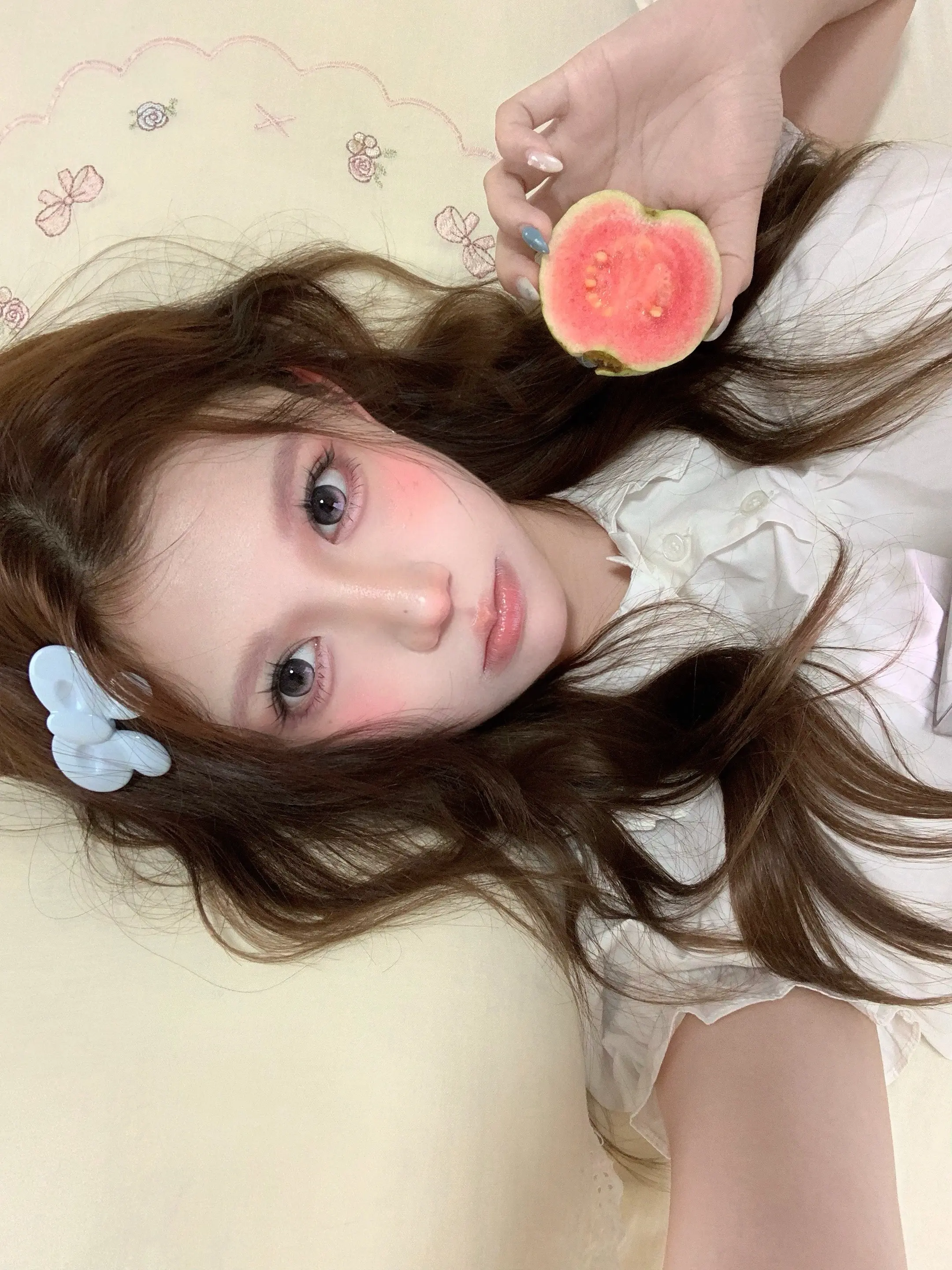 💐春日芭乐系妆容。超级清透的一个妆！ 芭乐色腮红搭配青柠系眼影！ 清...