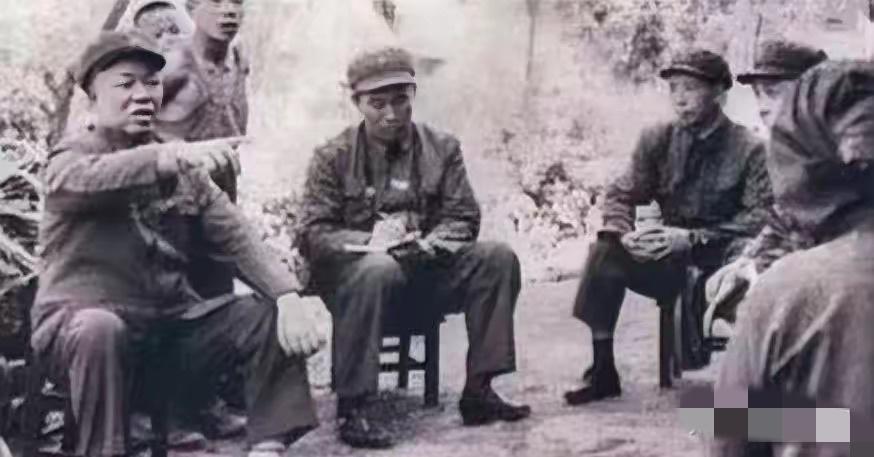 1981年，韩先楚回到革命老区湖北红安，看到乡亲们生活贫困，寒冬中衣衫单薄，深感