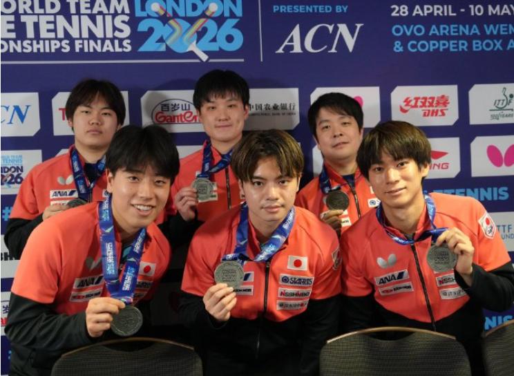 伦敦世乒赛后，日乒队员参加了记者见面会。
日本男乒五位队员和教练一起合影。
六个