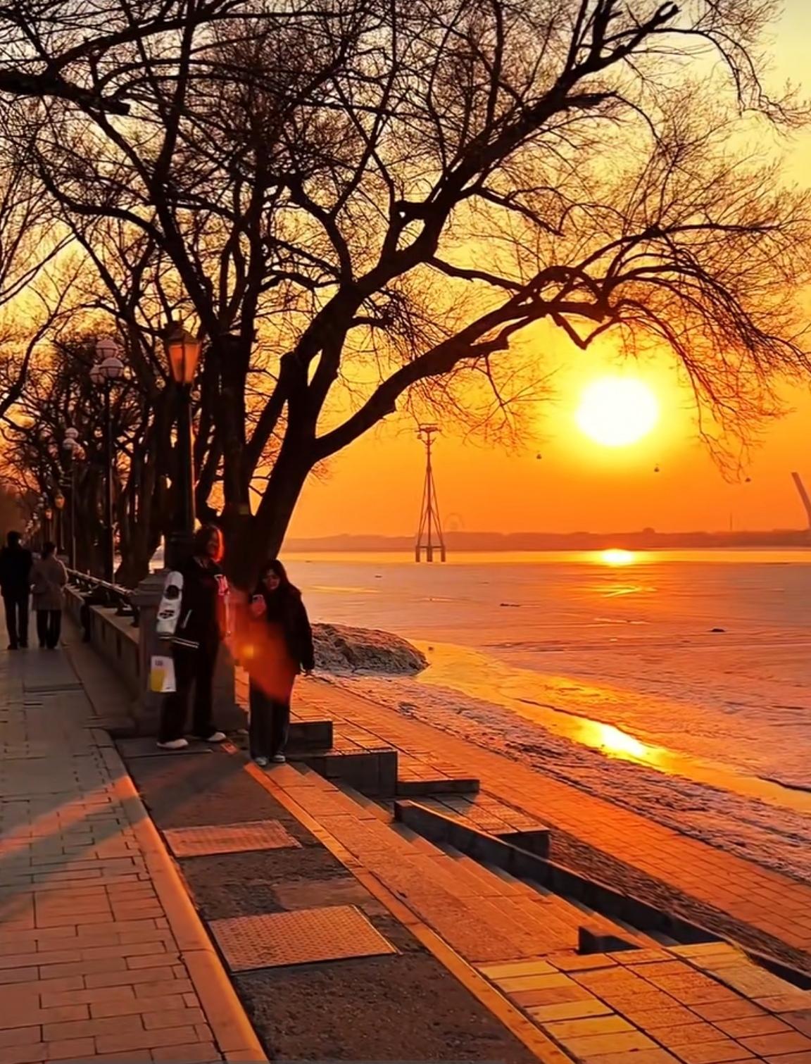 十恩
人生十恩，别忘了报答。
天地呵护之恩，
父母养育之恩，
兄弟手足之恩，
夫