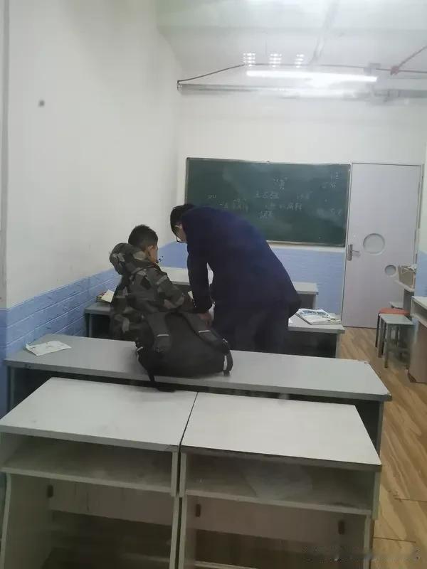 教育反思录（966）
案例
王老师教育学生小李
说
你家里那么穷
还不好好学习