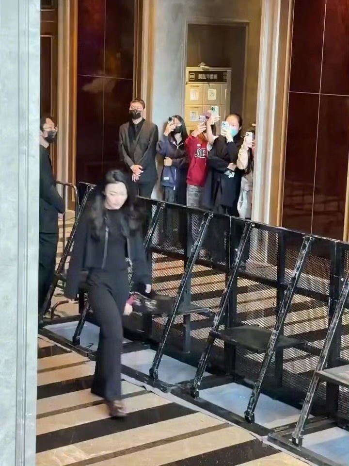 迪丽热巴南京一袭蓝裙卷发高贵又优雅，美晕了啊！！现场粉丝好热情