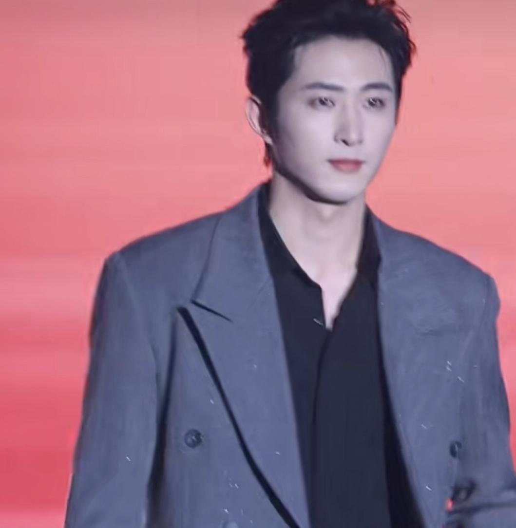 王凯沐这次不像窦骁了，穿灰色的西服套装，甚至比窦骁还要帅气。
湿发的造型，为整个