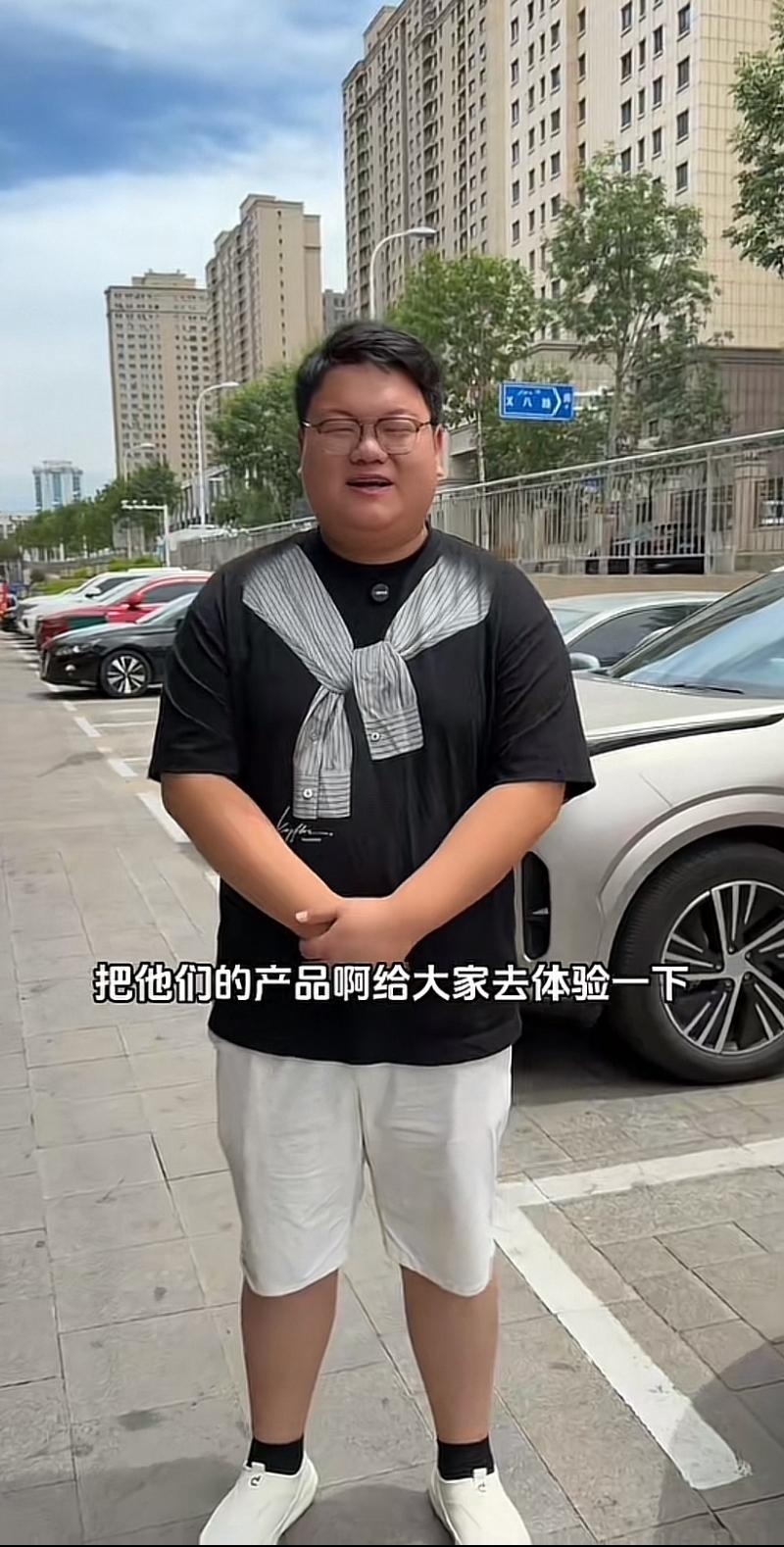 河南大网红，欠了不少外债，压力很大，每天都得到处奔波劳碌直播带货，一刻也停不下来