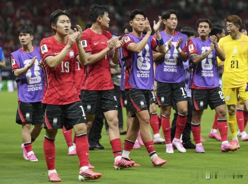 揭幕战中，东道主墨西哥发挥稳健，以2-0零封南非拿下开门红；亚洲劲旅韩国男足上演