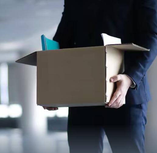 广东深圳，男子从原公司离职后，找了一份月薪45000元的新工作，可原公司却以男子