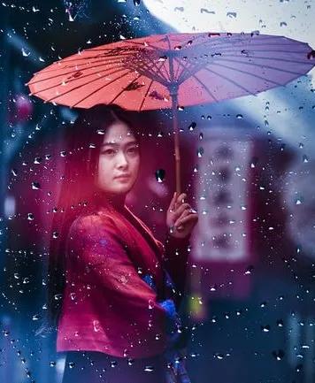 梦碎

期待你的出现
在一个风雨交加的傍晚
匆匆地向我走来
手里持一把红雨伞

