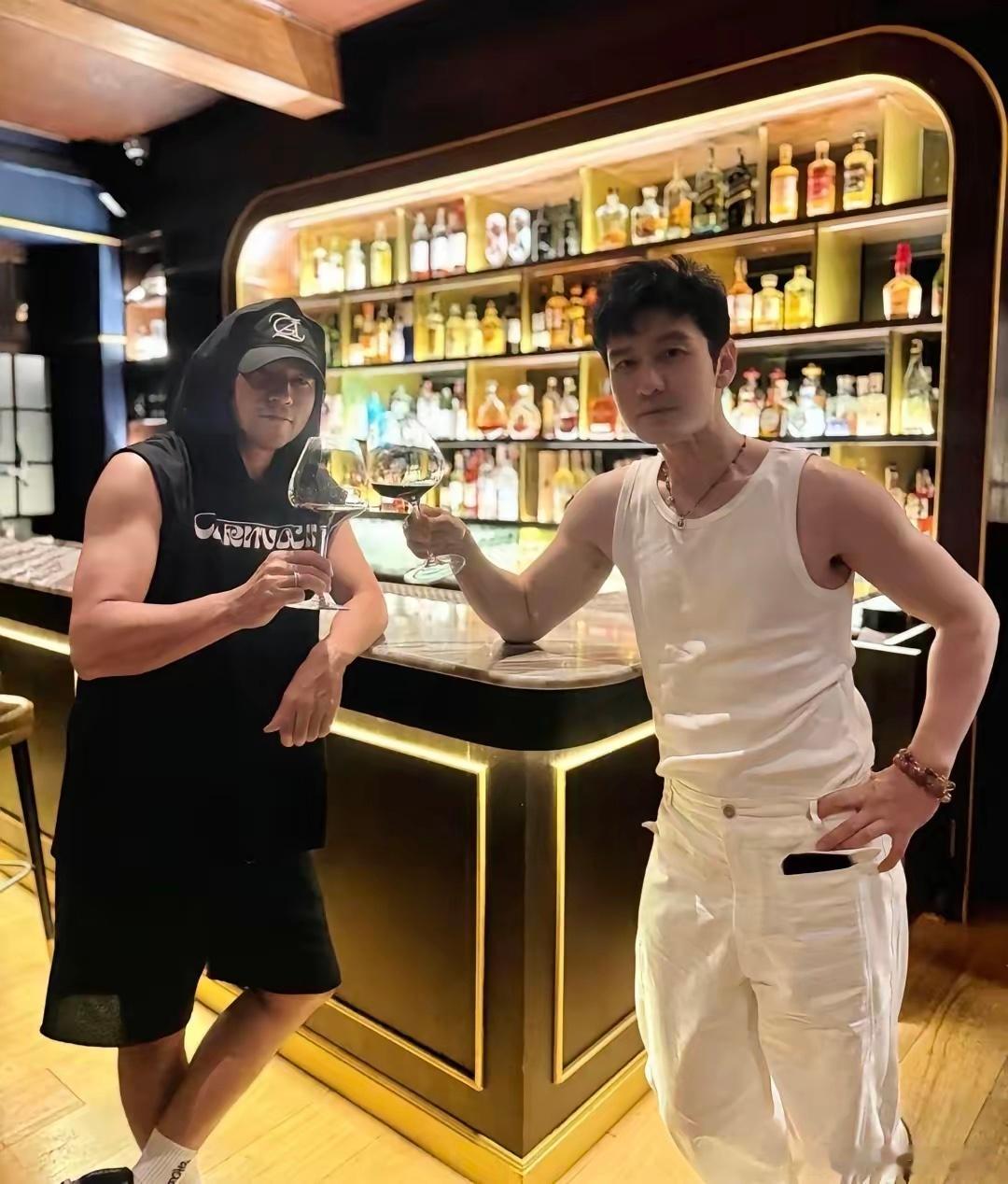 47岁周杰伦和50岁黄晓明在泰国一间酒吧喝酒聚会，两人的状态都超好，体型差对比太