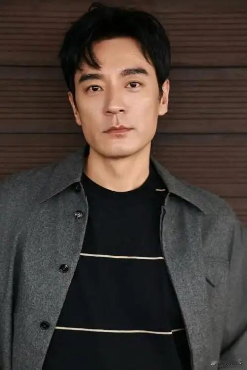 演员李光洁说：“拍摄《小巷人家》时，我面对剧中的儿子，感到无所适从。”

他为什
