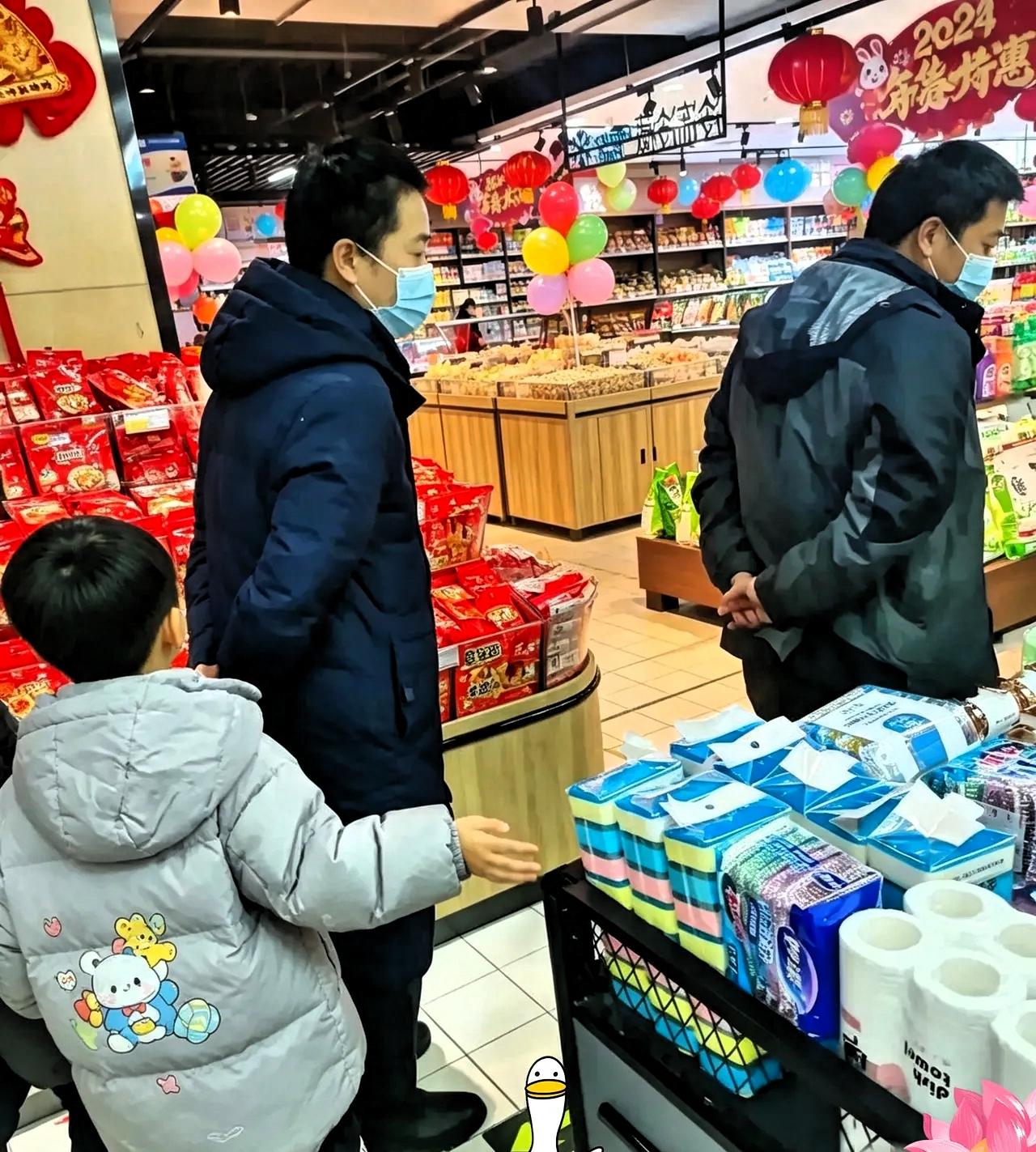 天津一男子因为老婆出轨，果断选择了离婚，一年后他在超市遇到了前岳父，前岳父说他女