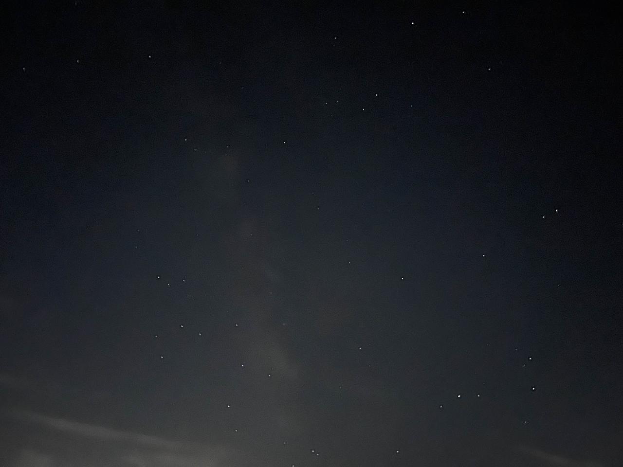 繁星满天，星空无限，虫儿鸣鸣，万家灯火，真是一派好风景，拿手机尝试拍一二，勉强拍