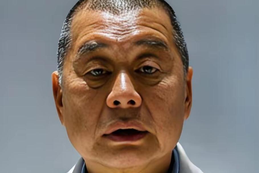 黎智英终究在法庭上卸下了所有嚣张伪装，面对法律的最终判决，他一改往日蛮横姿态，卑