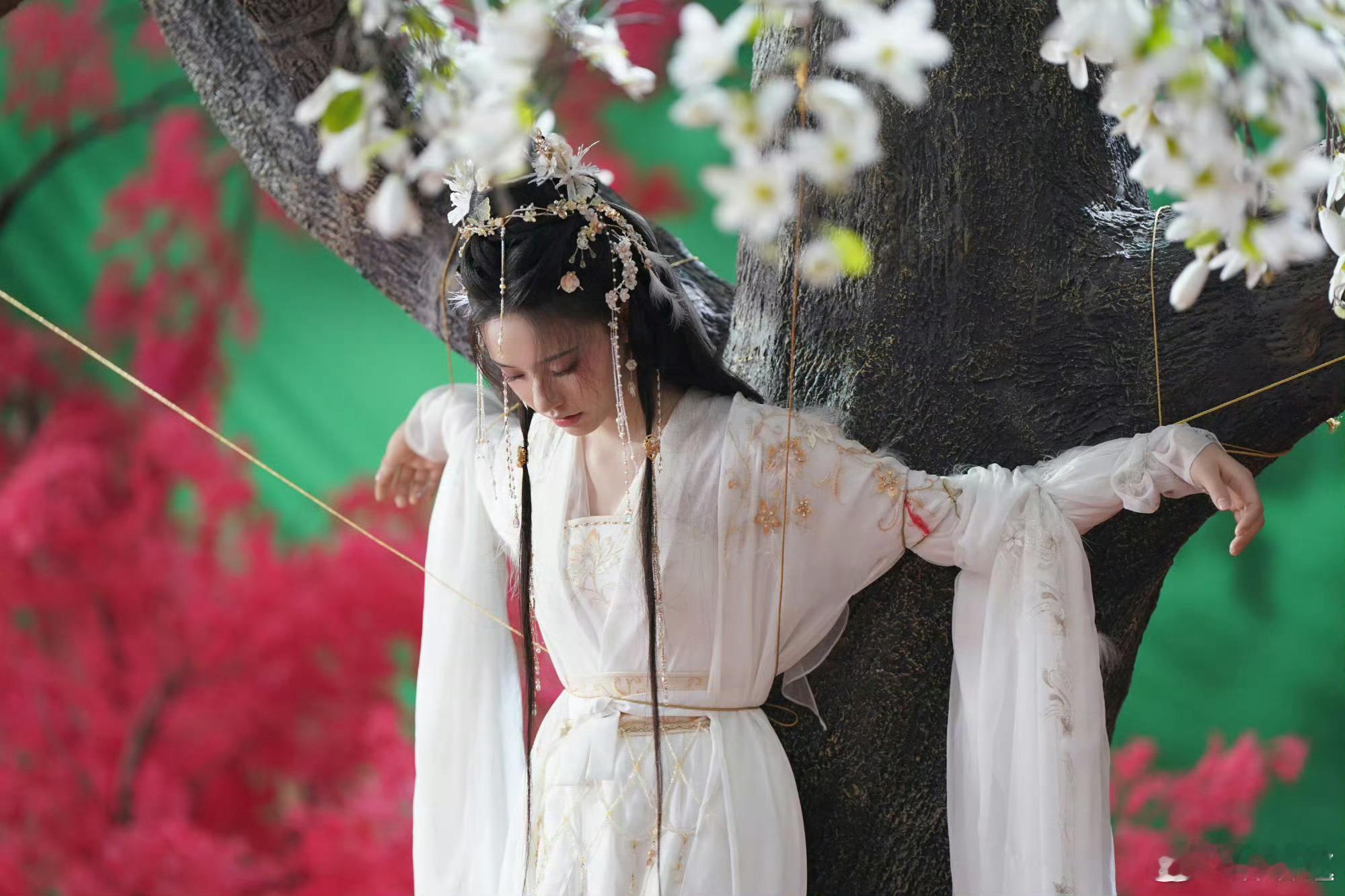 别绑阿谁了绑我行不行又一次被林允的演技感染到了，《水龙吟》桃林哭戏太戳心！眼泪落