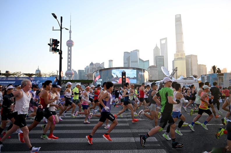 创纪录35万人报名，3万8千人参赛的上海国际马拉松，今天上午已正式开战！多达2万