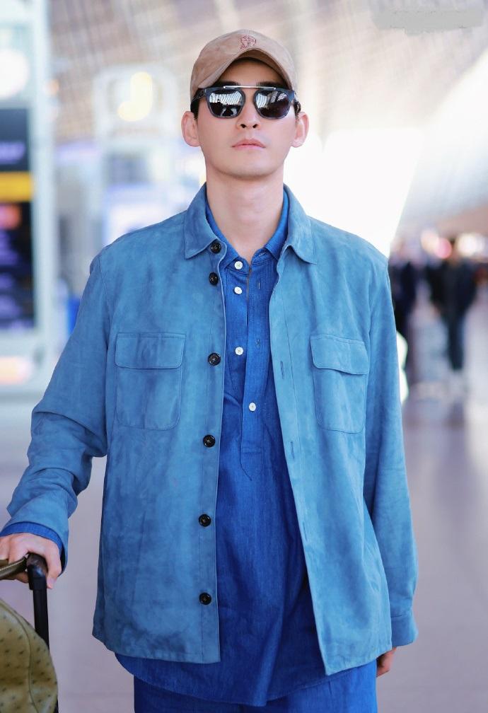 最近张翰现身机场，他这次搭配了一身牛仔装，看起来非常的年轻，气质也很好，感觉状态