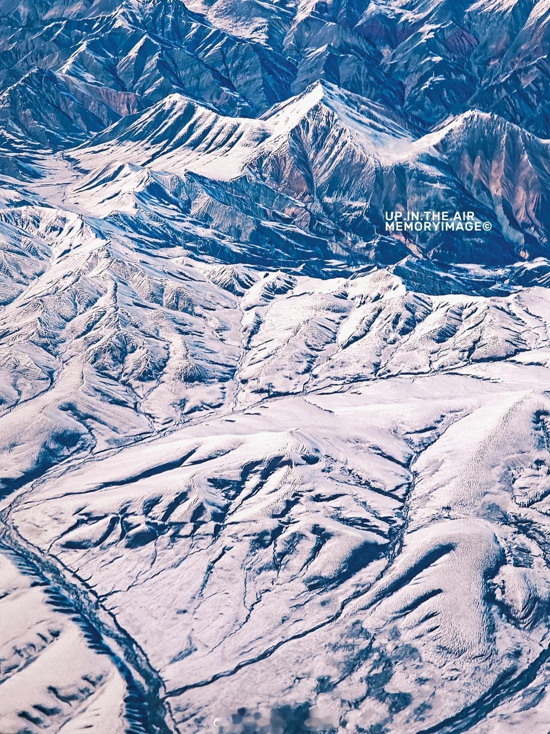 早上好☀️愿你的每一天都如从空中俯瞰祁连山脉的雪山美景，纯净而壮丽，充满希望和美