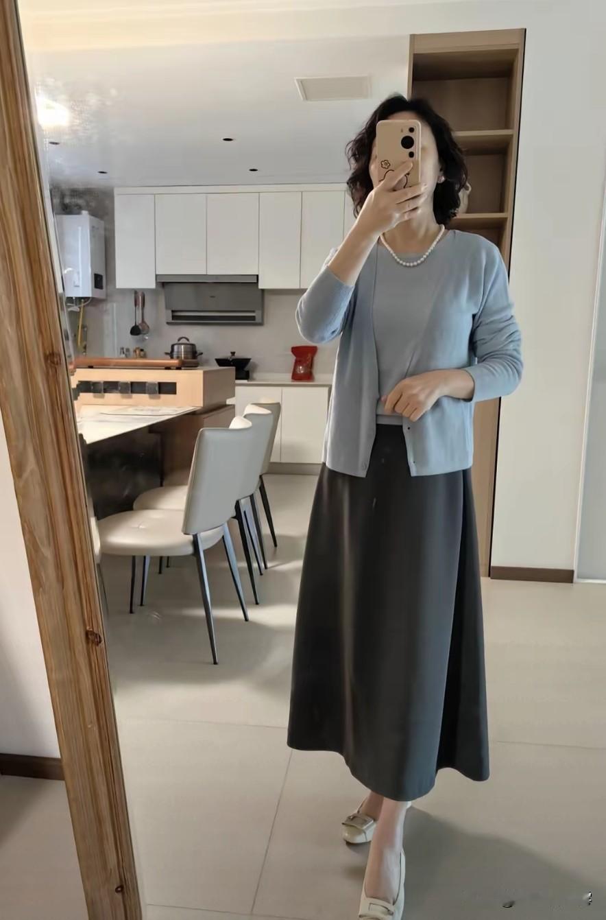 人到五十
累了就多躺，
人到五十，干活别逞强。
一个人爱自己，就要适当放松。
年