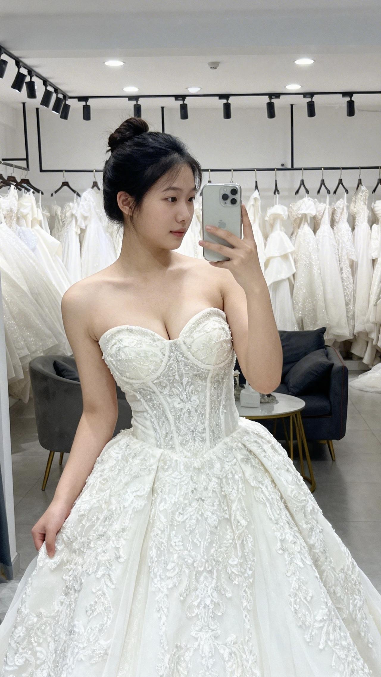 也许这是每个女生最漂亮的时刻，精致的婚纱穿着身上，仿佛就是从童话中走出来的公主。