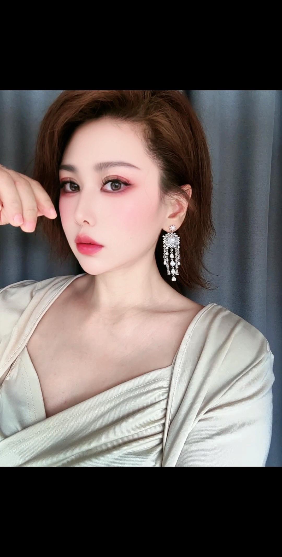 你现在的气质里 藏着你走过的路 经历的风雨 看过的风景 和爱过的人。”...