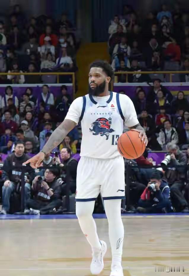 山东男篮目前的开赛输球困境，其实有一个非常明显的问题，那就是后卫线的哑火。以外援