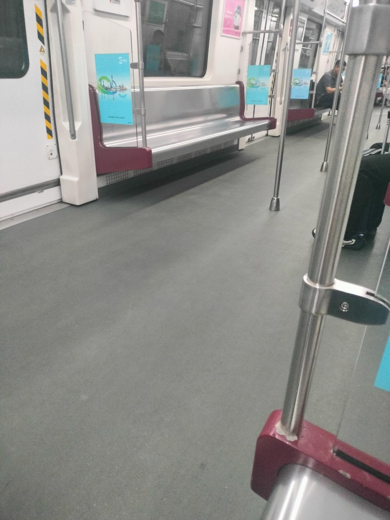 我发现，坐地铁手机耗电比地面快两倍。
         一般地铁都是在地面下。露