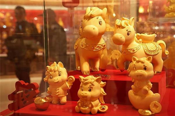 黄金回收套路多，央视曝光维权难！

央视最近揪出黄金回收市场几大坑，沈阳张女士就