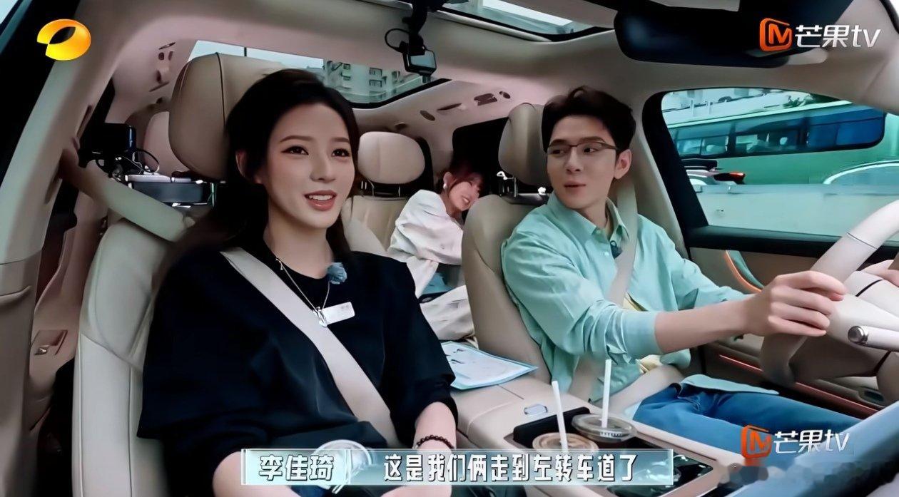 张予曦李佳琦演我第一次开车李佳琦反复走错车道 别人的综艺名场面是飙车耍帅，他俩的